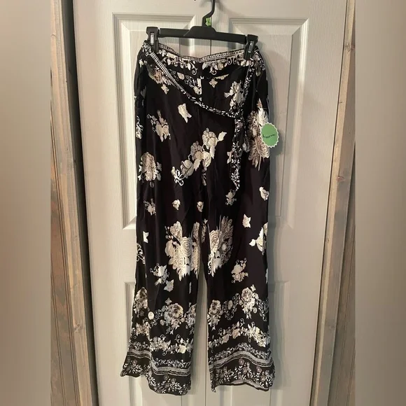 NWT Floral Black and White Women's Pants Size L - Picture 1 of 5